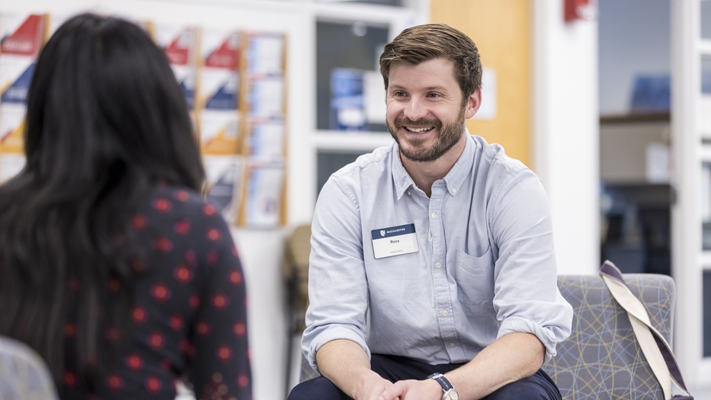 A student sits and talks with a Macalester admissions counselor.