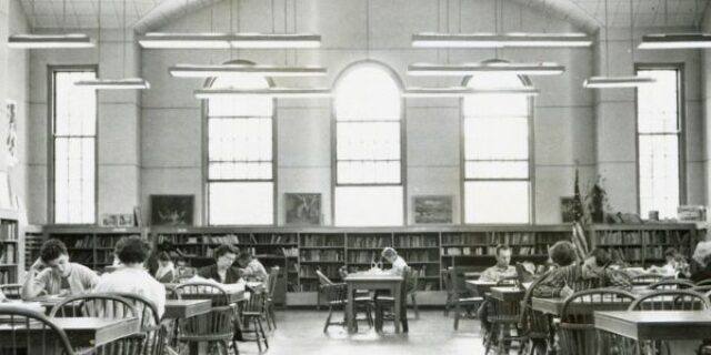 Mid 2-th century photograph of students studying in Macalesters Weyehaueser library
