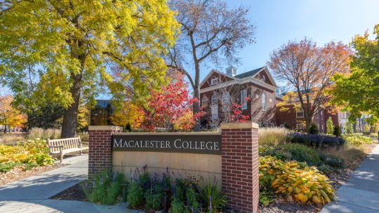 The Macalester sign on Grand and Macalester street in the fall.