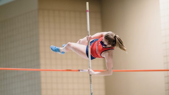 Hannah Grosse pole vaulting