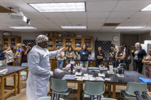 Dr. Malik Mays ’19 works with Macalester students in the lab.