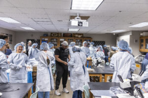 Dr. Malik Mays ’19 works with Macalester students in the lab.