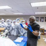 Dr. Malik Mays ’19 works with Macalester students in the lab.