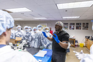 Dr. Malik Mays ’19 works with Macalester students in the lab.