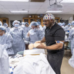 Dr. Malik Mays ’19 works with Macalester students in the lab.