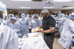 Dr. Malik Mays ’19 works with Macalester students in the lab.