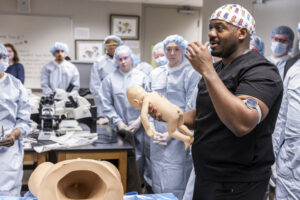 Dr. Malik Mays ’19 works with Macalester students in the lab.