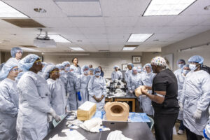 Dr. Malik Mays ’19 works with Macalester students in the lab.