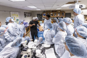 Dr. Malik Mays ’19 works with Macalester students in the lab.