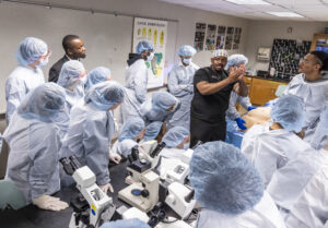 Dr. Malik Mays ’19 works with Macalester students in the lab.