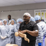 Dr. Malik Mays ’19 works with Macalester students in the lab.