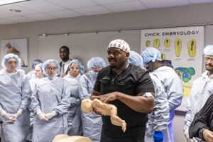Dr. Malik Mays ’19 works with Macalester students in the lab.