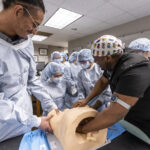 Dr. Malik Mays ’19 works with Macalester students in the lab.