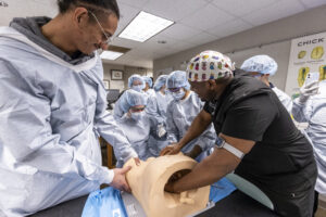 Dr. Malik Mays ’19 works with Macalester students in the lab.