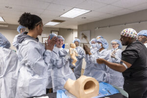 Dr. Malik Mays ’19 works with Macalester students in the lab.