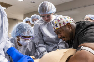Dr. Malik Mays ’19 works with Macalester students in the lab.