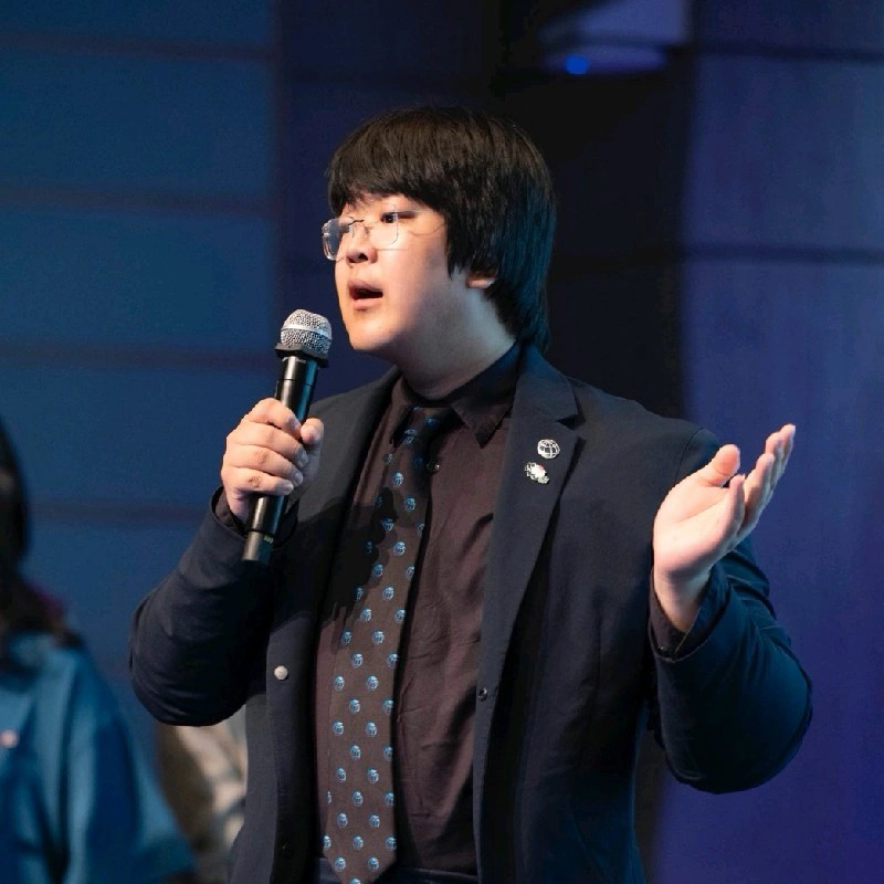 Zhijun He ’26 speaks at an event.