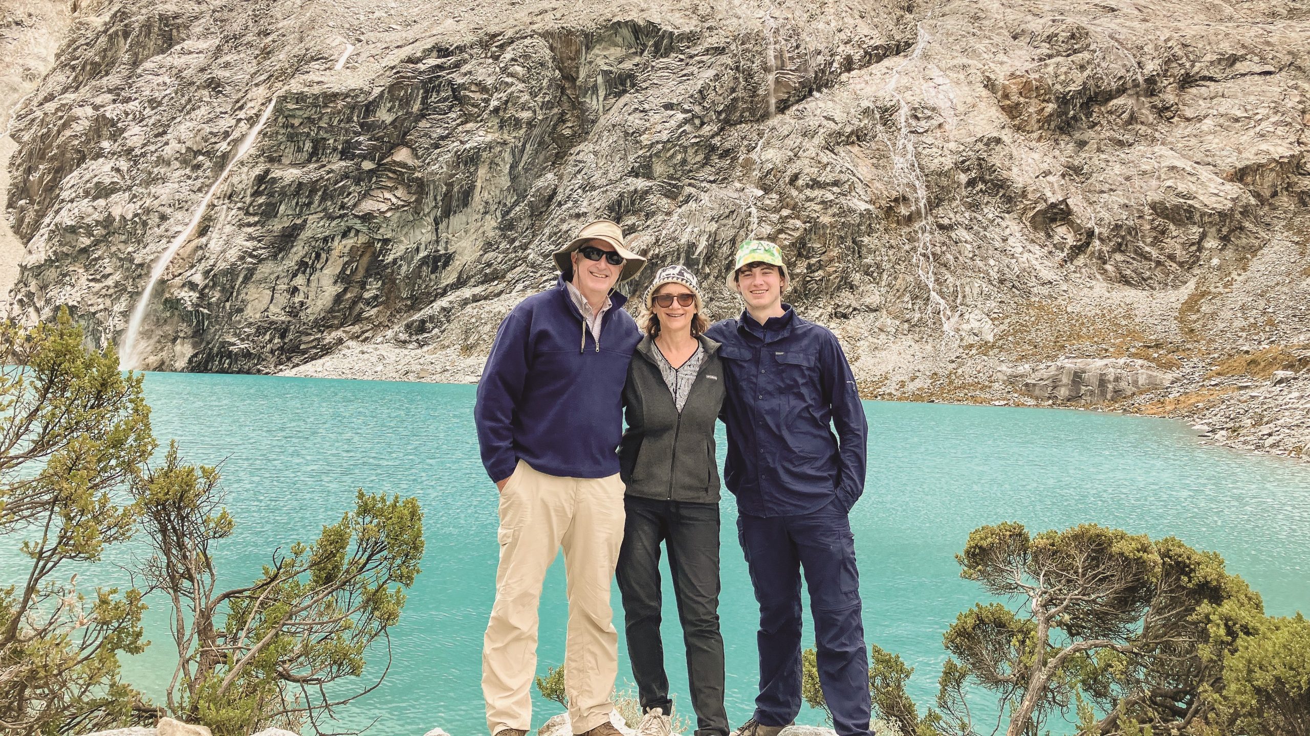 Beth Goetting P’28 and Mark Gizzi P’28 pose for a photo with their son, Aaron Gizzi ’28.